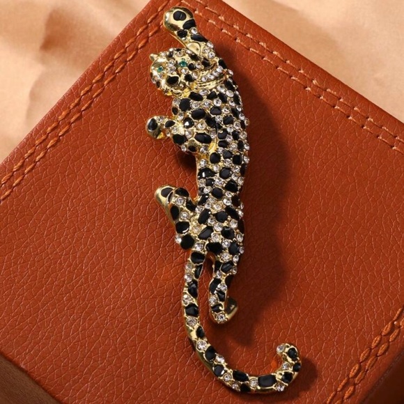 LUNGING LEOPARD BROOCH - Picture 3 of 9